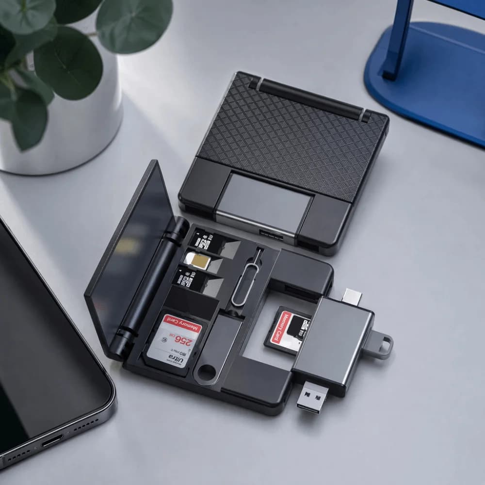 Multifunctional OTG Card Reader 7-in-1 Universal Card Reader Storage Box Type-C Interface Quickly Transmit Memory Card Reader