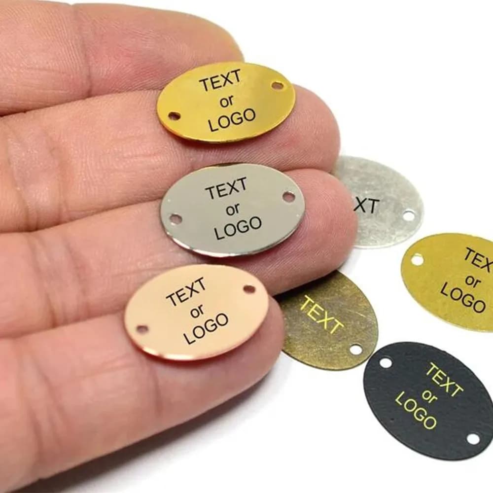 2 pezzi accessori alla moda abbigliamento personalizzato etichetta in metallo nome personalizzato etichetta per abbigliamento incisa Logo del cappuccio della borsa in acciaio inossidabile