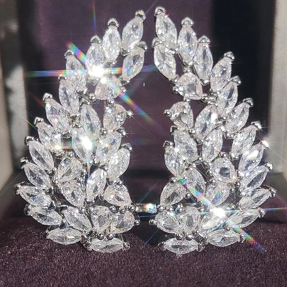 Raffinato Anello di Fidanzamento con Ali d'Angelo in Zirconia, Montatura Aperta, Super Brillante con Otto Cuori e Otto Frecce, Anello di Lusso per Donne
