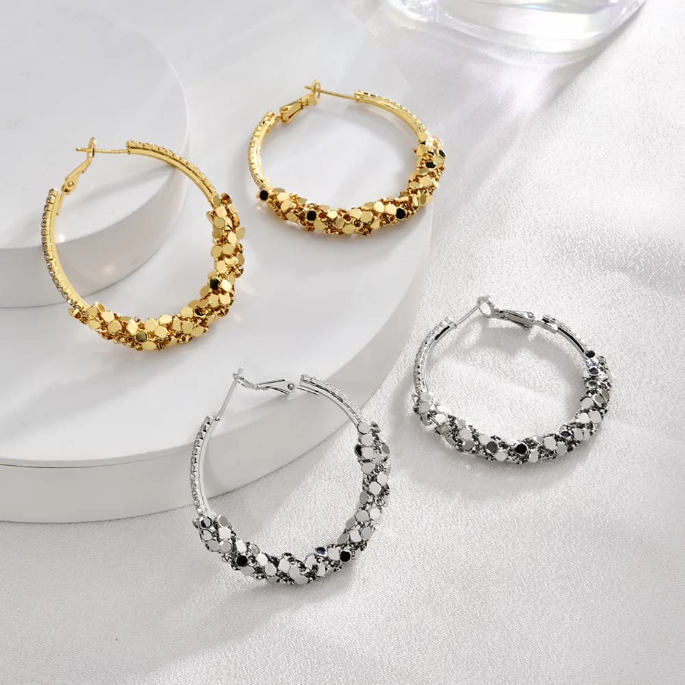 Zirconia circular earrings - A niche design with a delicate and luxurious, fashionable and high-end feel. Suitable for women.