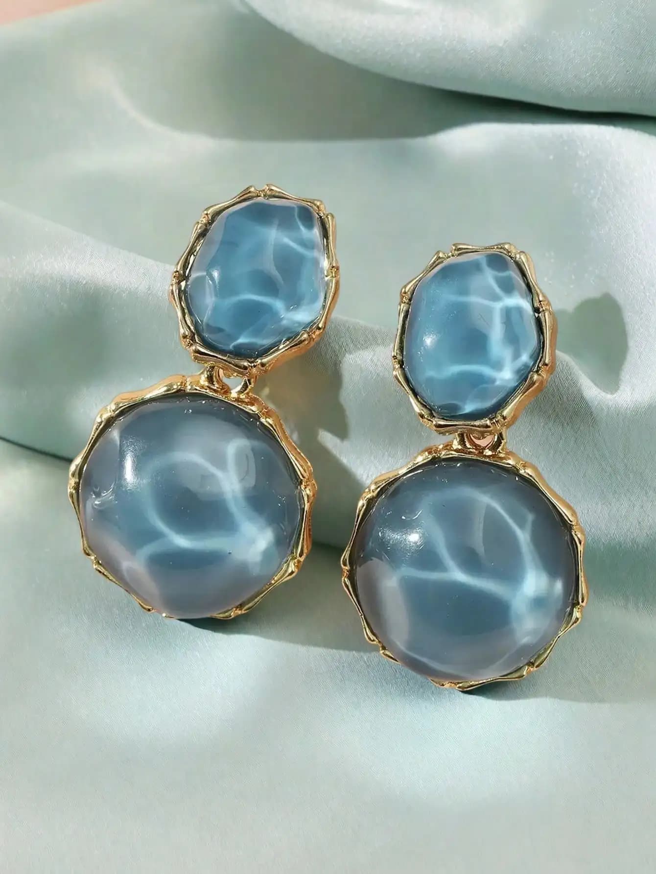 Orecchini in Resina Blu-Verde a Doppio Strato Asimmetrici con Effetto Onda Oceanica, Montatura Placcata Oro, Gioiello di Tendenza