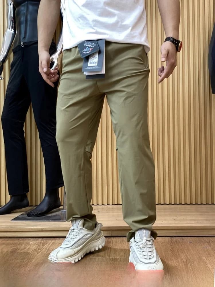 Pantaloni Casual da Uomo Elasticizzati con Taglio 3D, Asciugatura Rapida, Design con Fessure Laterali Posteriori, Effetto Rinfrescante, Gamba Dritta, Primavera Estate