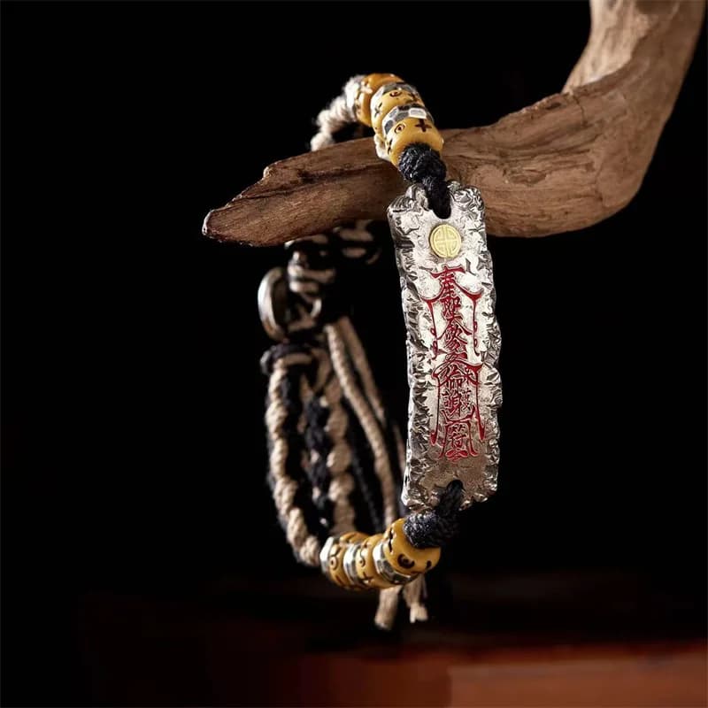 Braccialetto Etnico con Corda Intrecciata e Nappine, Gioiello da Uomo, Amuleto con Scritture Taoiste, Accessorio per Mano Maschile