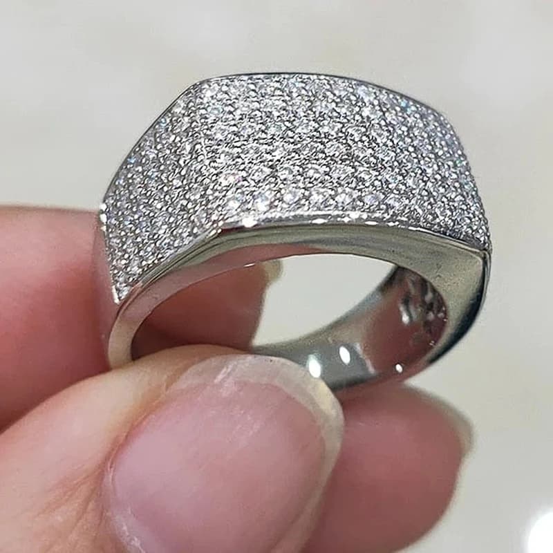 Huitan Anelli ghiacciati completamente Bling per le donne Anelli di barretta di cristallo color argento di lusso Fasce di fidanzamento per matrimoni Gioielli alla moda caldi