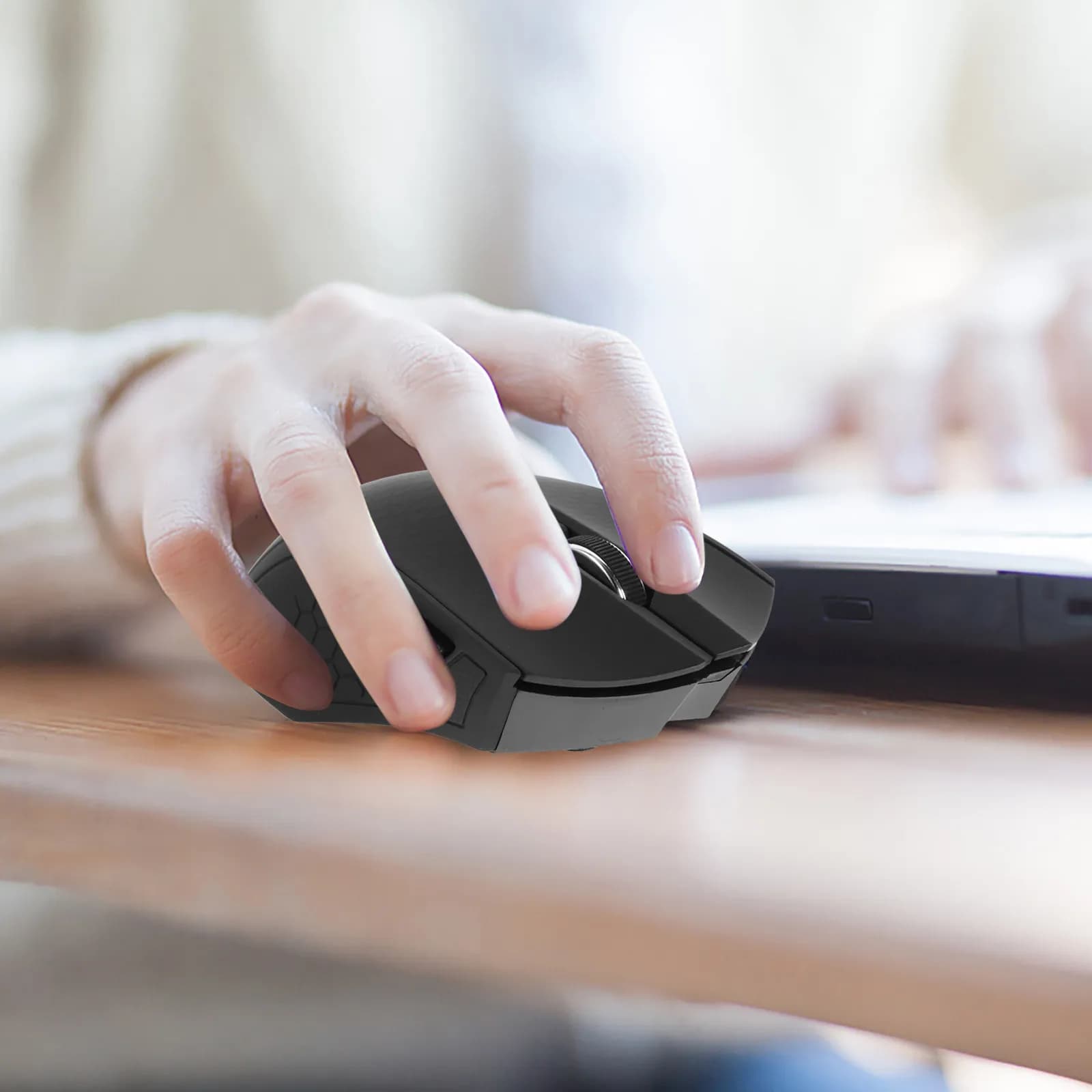 Mouse USB Wireless Nero con 6 Tasti, Design Ergonomico a Forma di U, Silenzioso, Mini Ricevitore 2.4GHz, Mouse da Gaming per Computer e Laptop