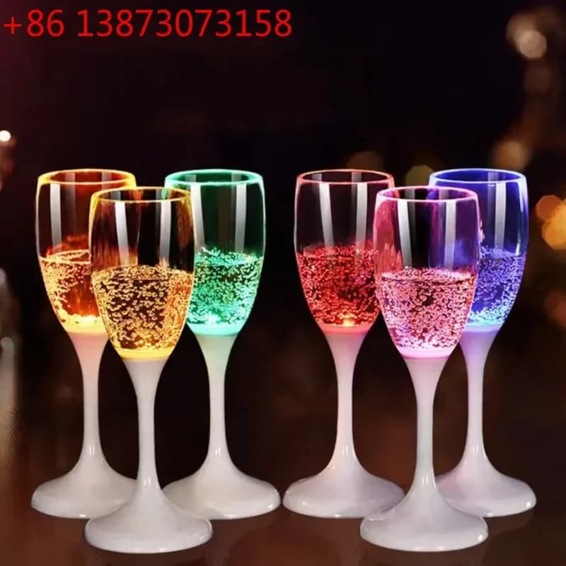 Tazza Luminosa LED che Cambia Colore, Boccale da Birra con Sensore d'Acqua, Tazza Luminosa per Feste Neon, Bicchieri Luminosi, Regalo di Compleanno