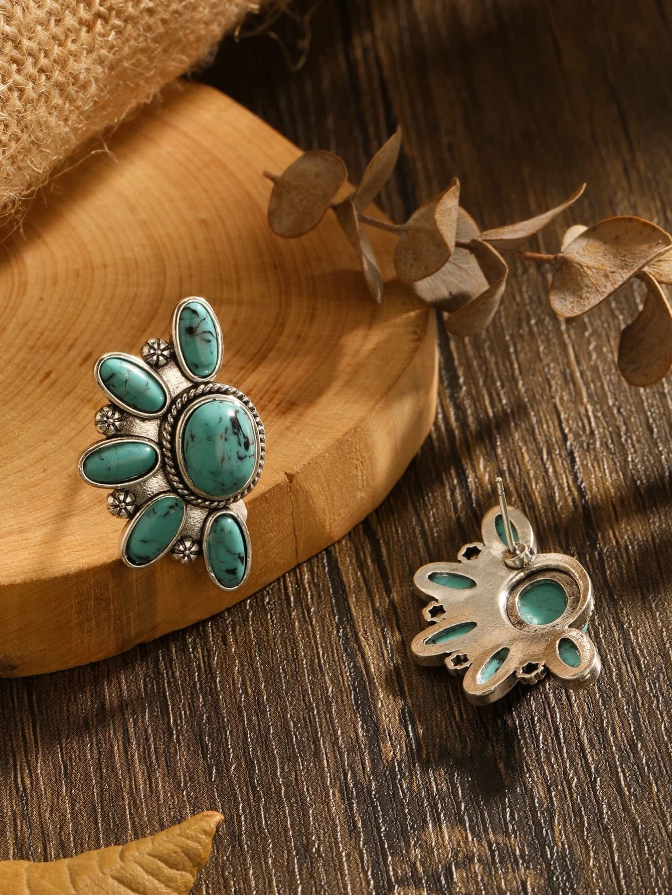 Orecchini a lobo con design floreale in pietra turchese per donna