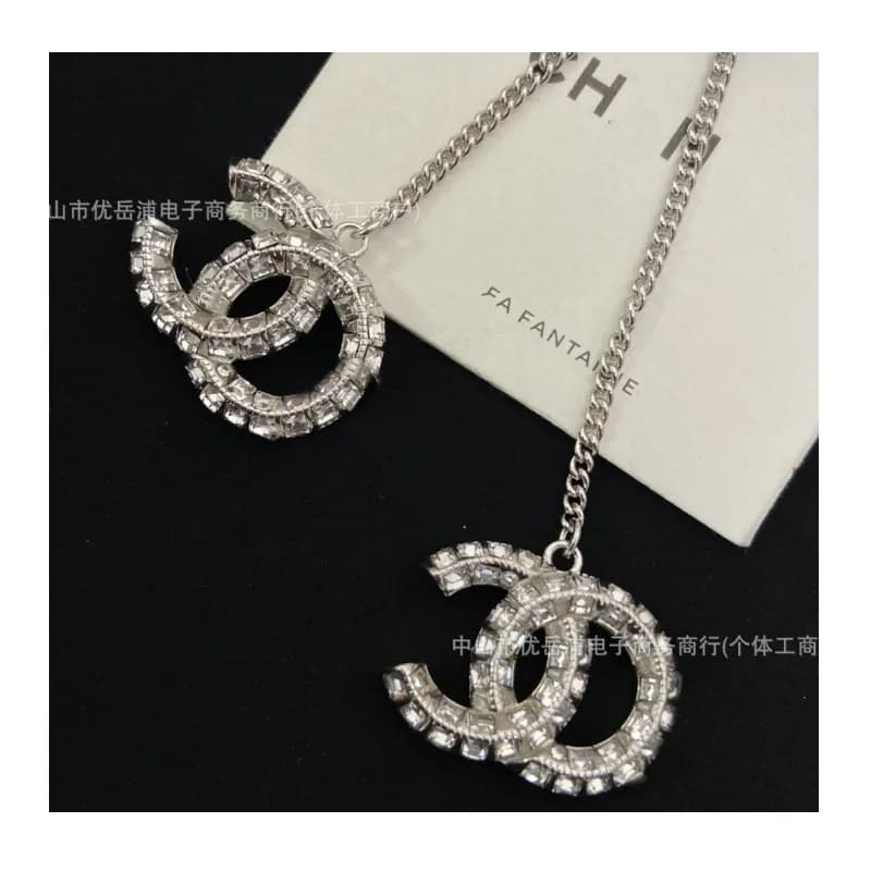 Orecchini a lobo con frange di diamanti su entrambi i lati, per un look alla moda e di classe da donna