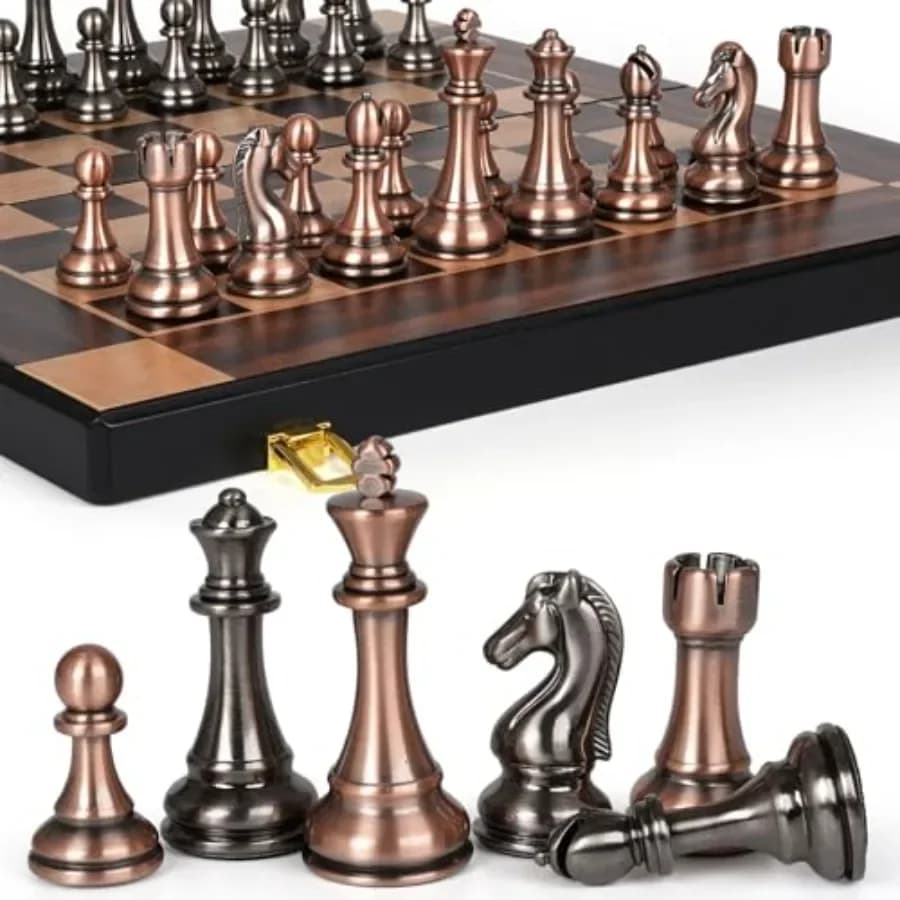 Set di Scacchi in Metallo da 15 Pollici per Casa e Viaggio: Scacchiera Pieghevole in Legno, Pezzi in Metallo, Nero e Oro, Design Elegante e Portatile con Contenitore
