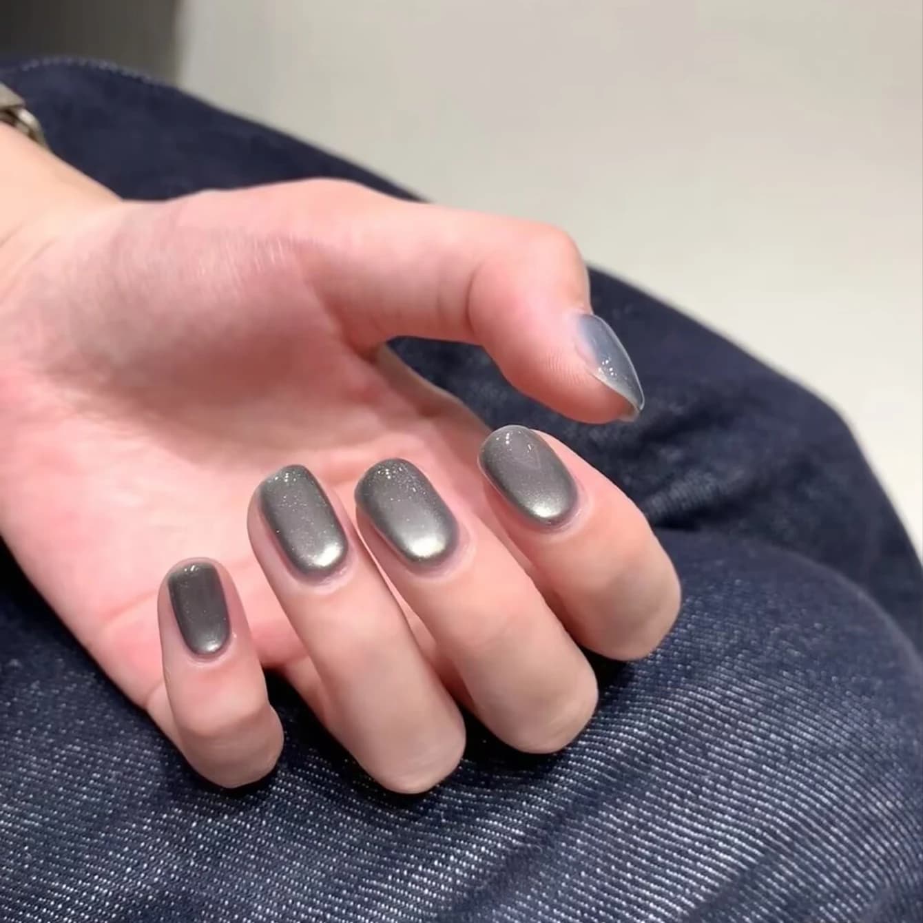 MIANEL 12ML 1 pz Smalto Semipermanente Gel Occhio di Gatto Grigio Ghiaccio Trasparente con Perline di Vetro, per Nail Art, Unghie Nere e Effetto Sbiancante, Forniture per Unghie
