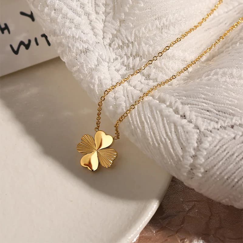collana in acciaio inossidabile nuovo design cuore collana con pendente trifoglio a quattro foglie Collana color oro moda per colletto da donna
