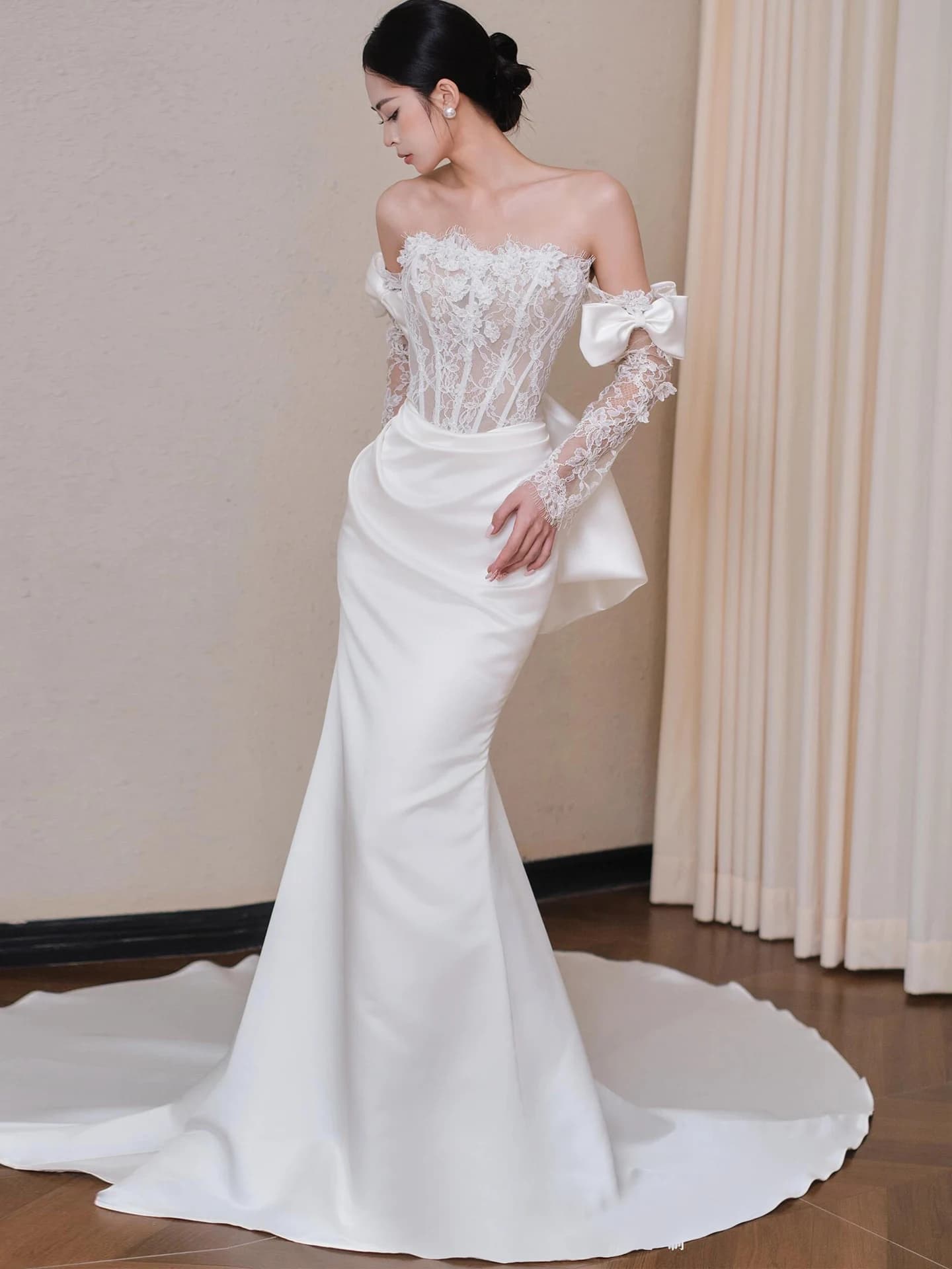 Elegant Lace Sweep Train Bridal Gown Vintage Style Strapless Satin Wedding Dress White Floor Length Draped Backless Dress