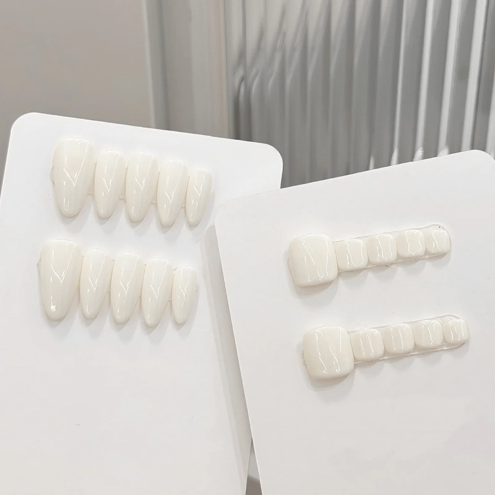 10 pz. Unghie Finte Press-On Monocolore Fatte a Mano Stile Semplice Ins, Unghie Finte Bianche Indossabili, Kit Manicure e Nail Art per Dita e Piedi, Affascinanti