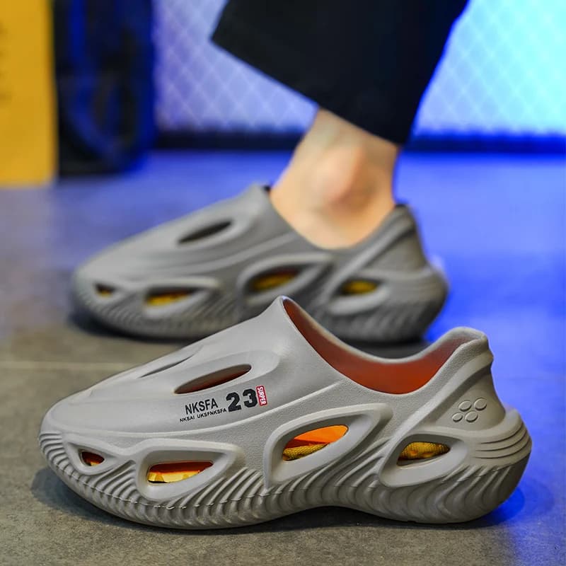 Sandali sportivi estivi da uomo antiscivolo, scarpe da spiaggia traforate, fondo spesso, slip-on comodi in EVA, tendenza giovanile per l'uso quotidiano.