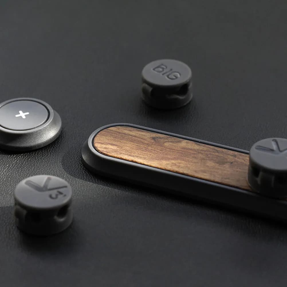 Organizzatore Magnetico in Noce Nero con 2 Supporti a Forma di Piedistallo e 3 Clip per Gestione Cavi, Soluzione Magnetica per Ordinare i Cavi della Scrivania