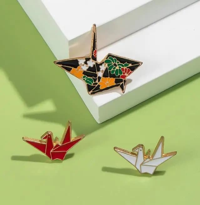 Pin Custom White Red Origami Bird Brooches Bag Lapel Pin Badges Simple Animal Jewelry Gift for Kids Friends Paper Cranes Enamel