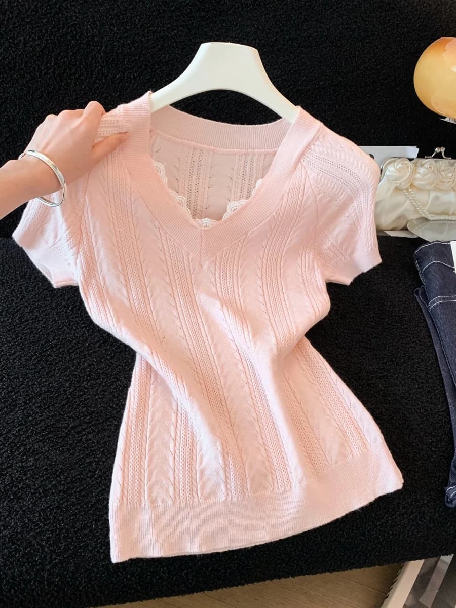 Top in maglia rosa a maniche corte da donna, nuovo stile estivo, con inserti in pizzo, scollo a V, t-shirt snellente, alla moda 2026
