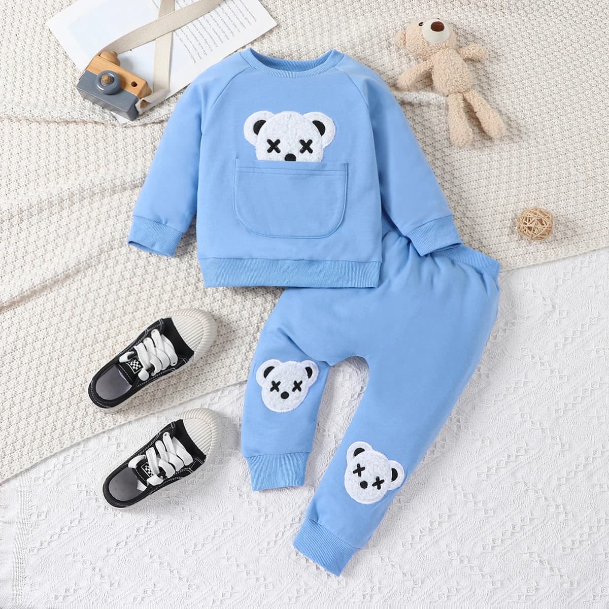 Set da 2 pezzi di neonati alla moda e casual, peluche ricamati con collo rotondo e felpa con cappuccio a maniche lunghe fino alle spalle