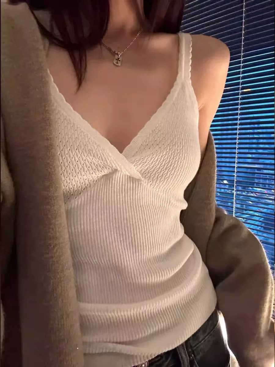 Top a maglia slim fit da donna con scollo a V e pizzo intagliato, sexy e modellante, per la primavera - Tendenza moda