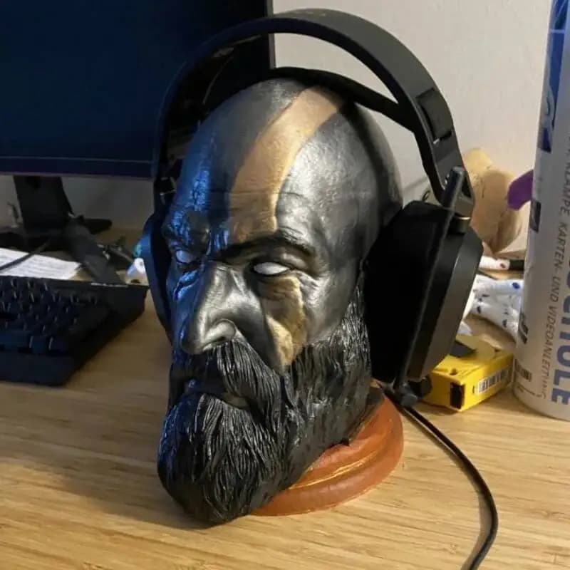 Statua di Kratos di God of War, supporto per cuffie, personaggio del gioco, statuetta, modello da scrivania, decorazione, supporto per cuffie da computer