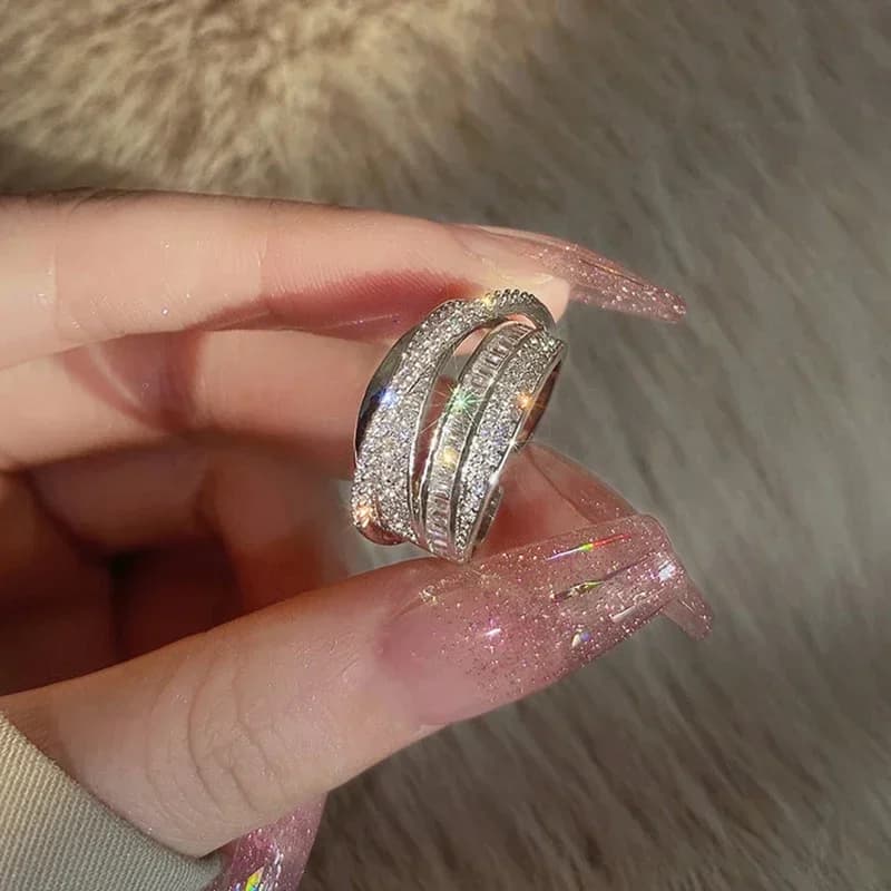 Anello con strass color argento 2024 Anelli avvolgenti multistrato per le donne Anelli da dito con zirconi completi da sposa Regali di gioielli di moda