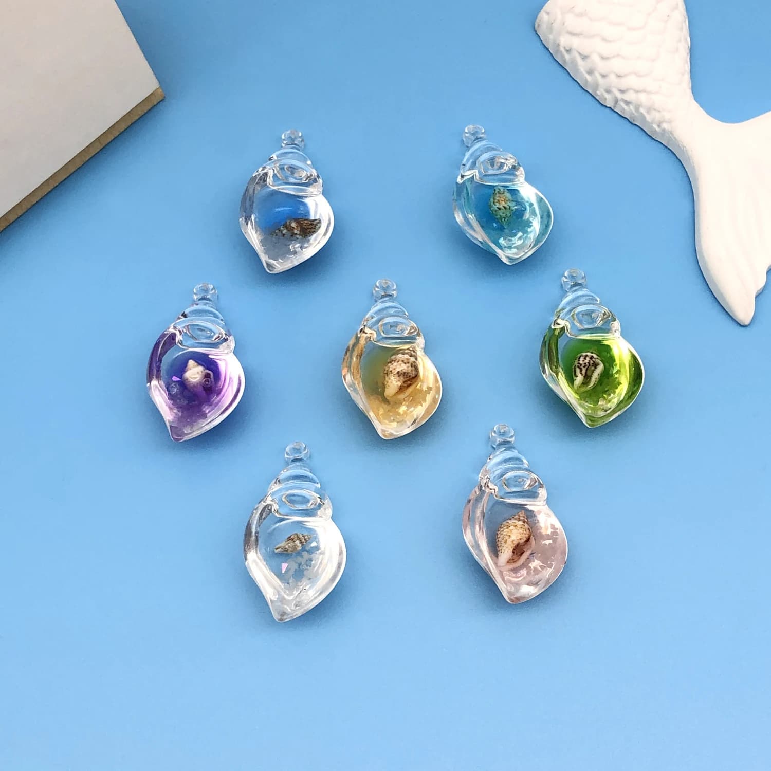 Mix7pcs ciondolo conchiglia in resina, alla moda e affascinante, utilizzato per bracciali fai da te, collane, portachiavi e creazione di gioielli fatti a mano