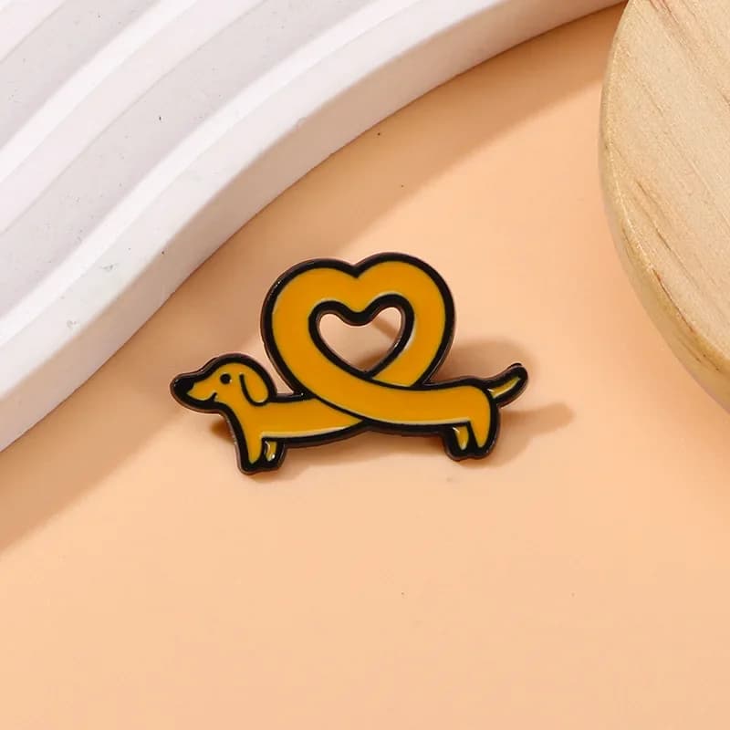 Spilla in smalto a forma di simpatico cane bassotto dei cartoni animati, creativa con cuore, per zaino, abbigliamento e cappello