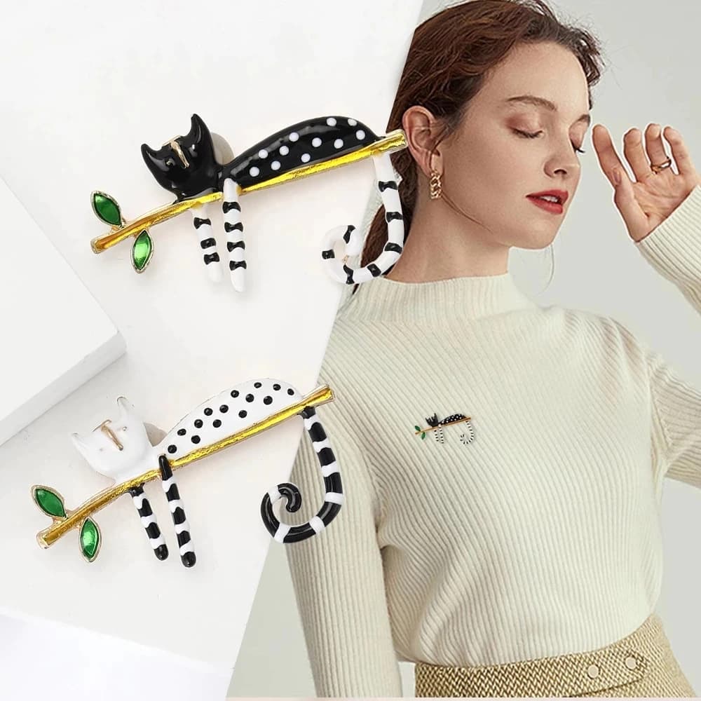 Gatto pigro seduto sull'albero Spille smaltate per donne e uomini Bouquet Spilla Abito Cappotto Spille invernali Decorazione Accessori Regalo