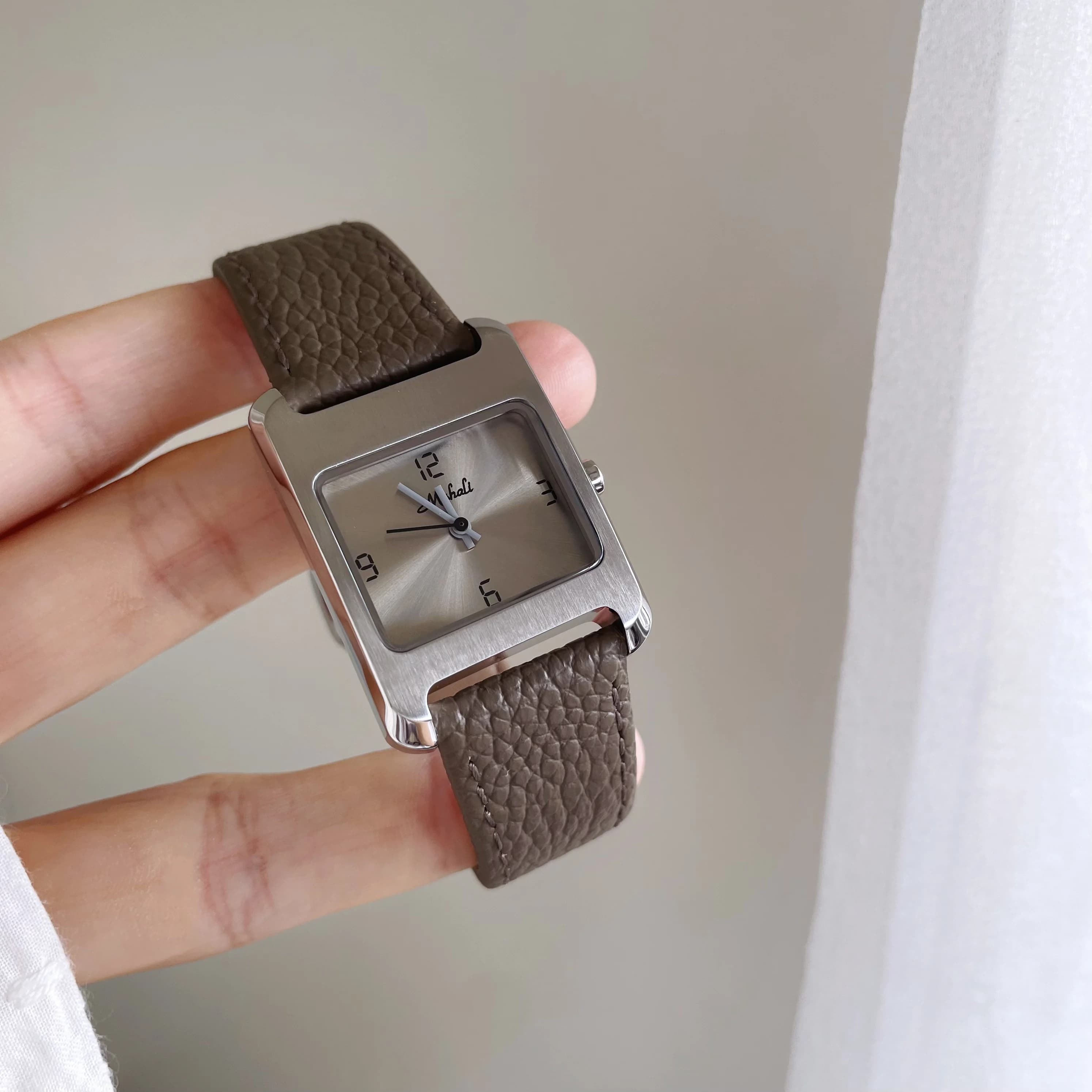 2026 Nuovo orologio da donna al quarzo classico in acciaio inossidabile di lusso grigio semplice ed elegante di fascia alta, regalo per le donne