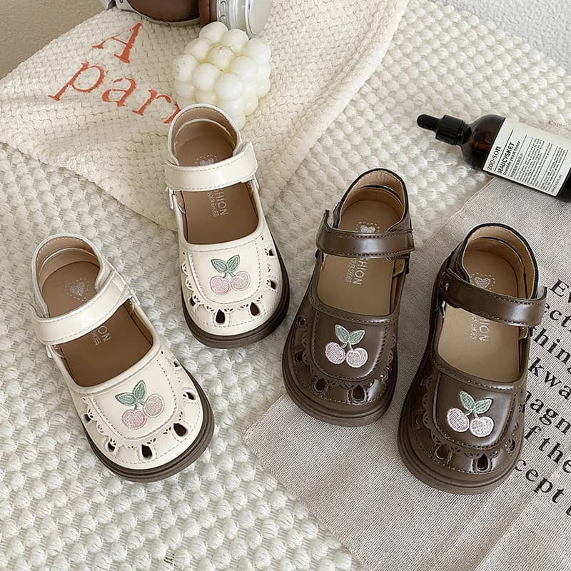 Sandali Estivi per Bambine con Punta Chiusa, Scarpe Antiurto con Ricamo a Ciliegia, Ballerine Traforate per Asilo