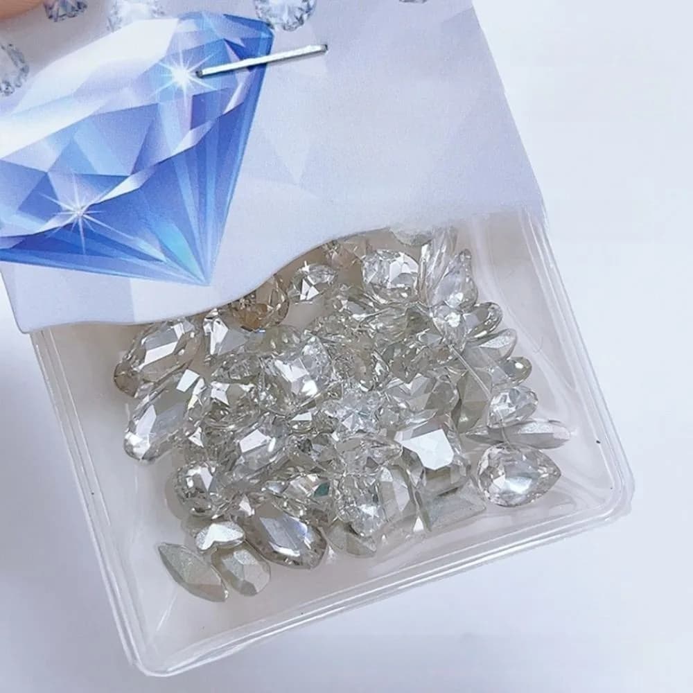 50 Pezzi Mix di Strass per Unghie di Varie Dimensioni, Cristalli Colorati Scintillanti per Nail Art, Cuori Storti, Stelle, Quadrati, Farfalle con Fondo Appuntito