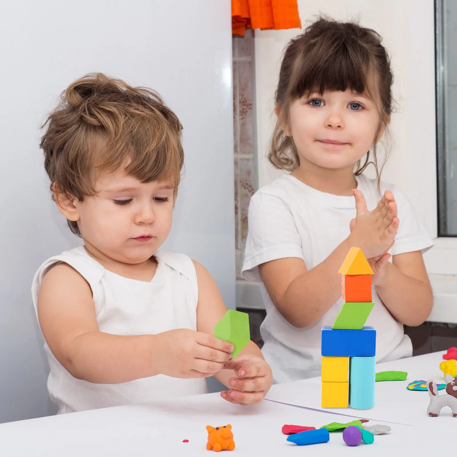 Kit Educativo Montessori da 70 Pezzi con Solidi Geometrici per Bambini: Sviluppa l'Immaginazione Spaziale e le Abilità Manuali - Matematica