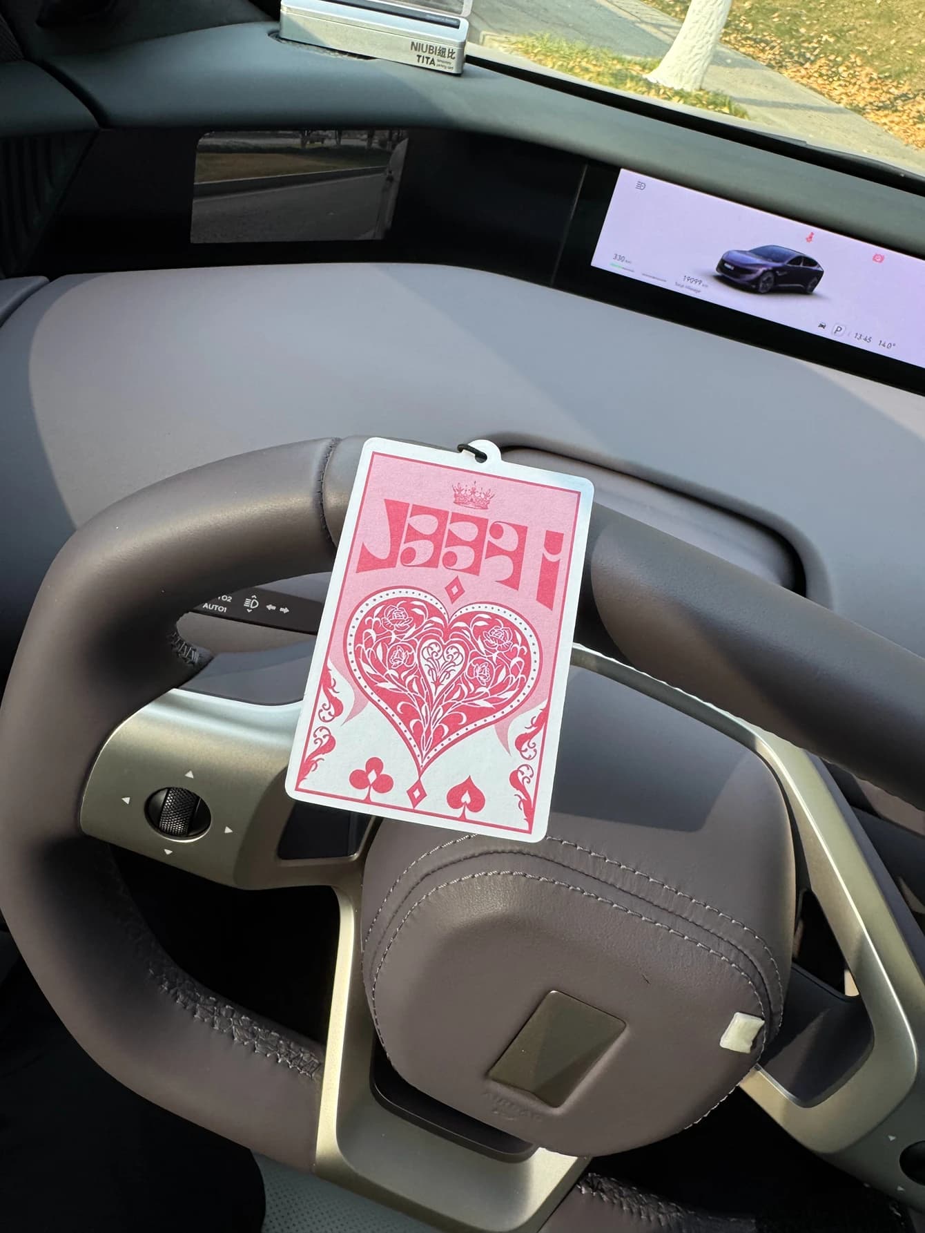 Deodorante per Auto con Design Graffiti Kpop e Font Ispirati ai Gruppi Femminili Coreani, Profumo Hilton (Aroma da Hotel) | Supporto per Specchietto Retrovisore e Clip per Bocchetta dell'Aria a Doppio Uso | Compresse per Aromaterapia in Materiale Naturale | Fragranza a Lunga Durata per 90 Giorni | Senza alcol | Non teme l'esposizione diretta al sole | Progettato specificamente per la rimozione degli odori in auto, armadi e bagni. | Grafica Animata per Cartoni Animati | Unisex | Fragranza di Lusso
