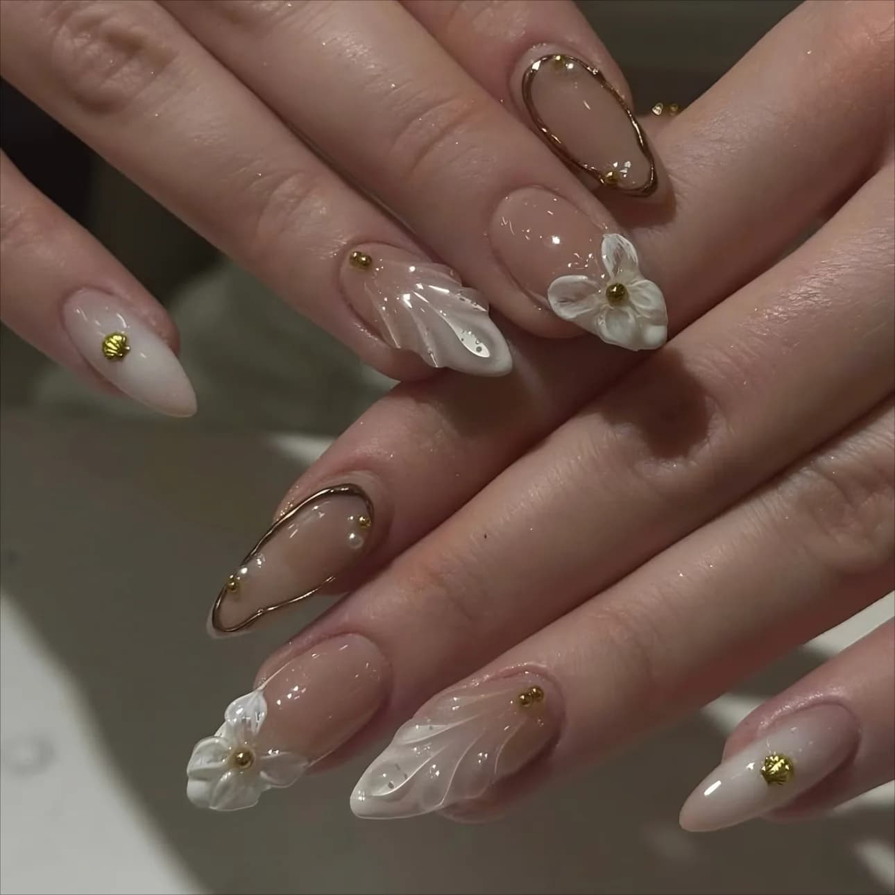 Unghie finte 3D per donne e ragazze, stile french nude bianco sfumato a mandorla con fiori in rilievo e cornice dorata, unghie finte press-on.