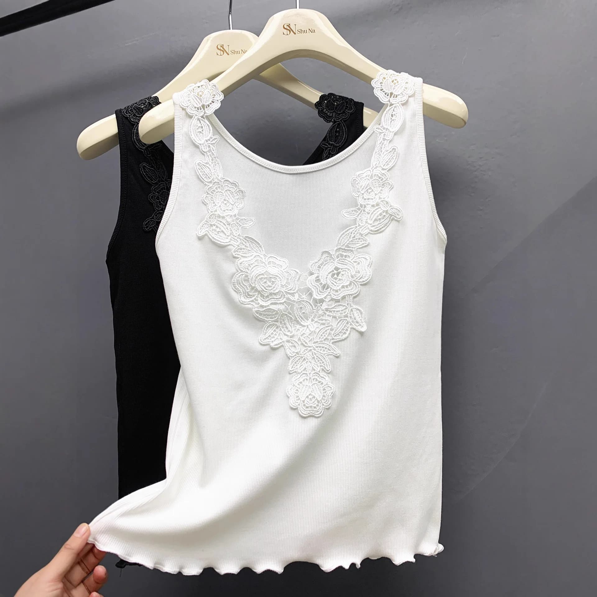 Spring and Summer New Threaded Heavy Industry Embroidered Lace V-neck Vest, Bottom Sling Inside and Outside Sleeveless Top
