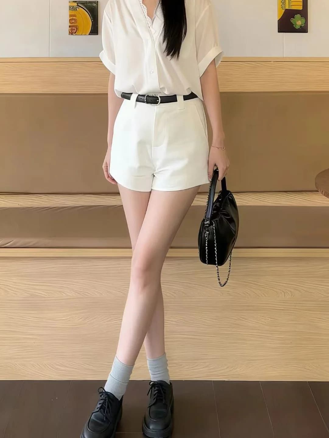 Completo Casual da Donna: Camicia in Pizzo a Maniche Corte con Scollo a V e Pantaloncini a Vita Alta Bianchi Modellanti - Set Primaverile alla Moda
