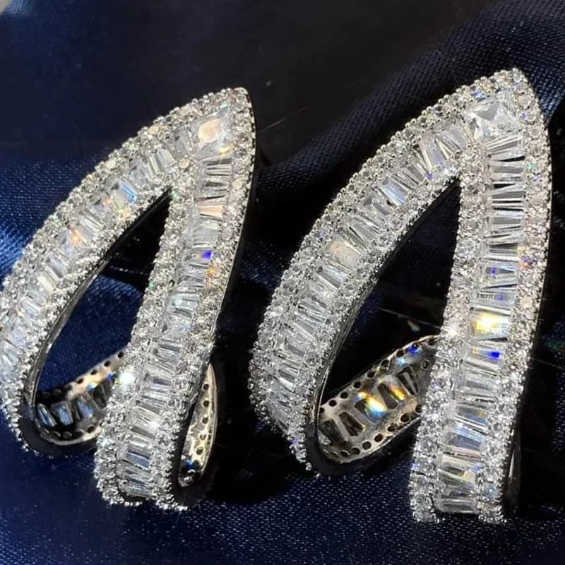 2026 Nuovi accessori da sposa della sposa sono squisiti e lucenti, con orecchini dal design triangolare cavo ed eleganti