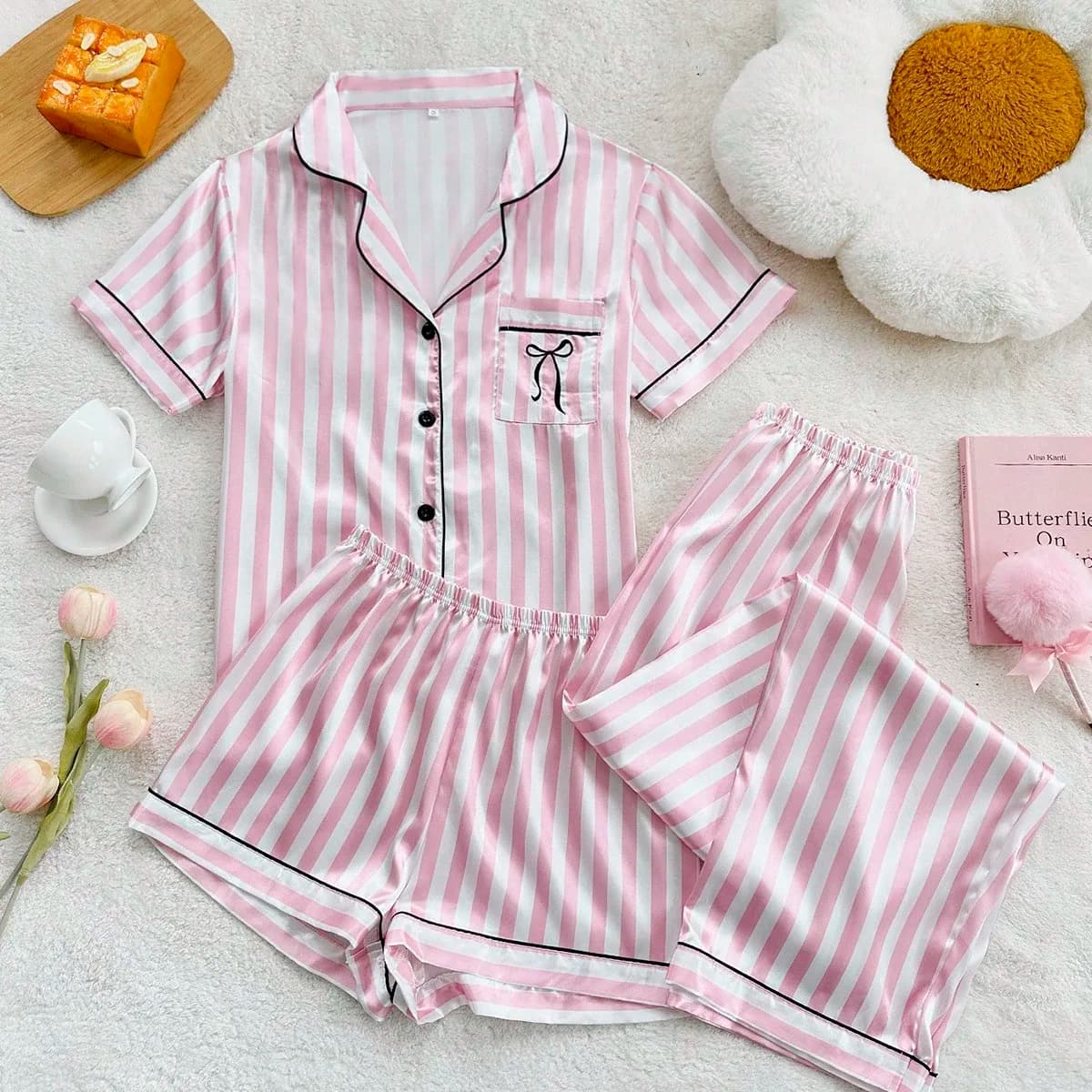 Set pigiama da donna in finta seta con stampa a righe rosa, top a maniche corte con bottoni e pantaloni, pigiama morbido, abbigliamento da notte