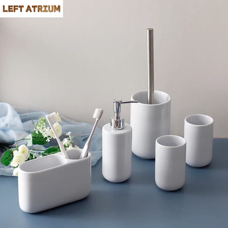 Set di 5 Accessori per Bagno in Ceramica Bianca: Bottiglia per Lozione, Bicchiere, Portaspazzolino, Scopino per WC, Portaoggetti