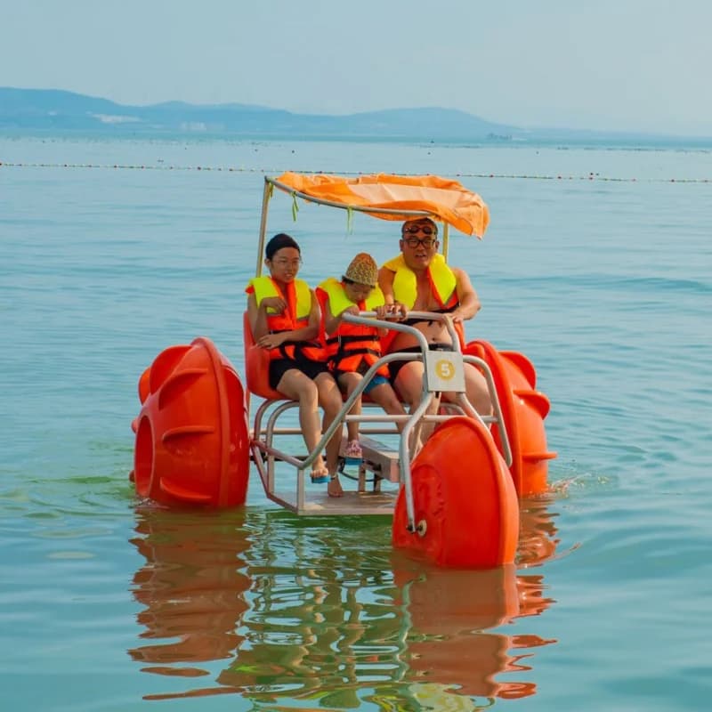 Due persone sul mare e sul lago con pontoni in PVC a 3 ruote, pedali gonfiabili, bici da acqua, bicicletta da acqua