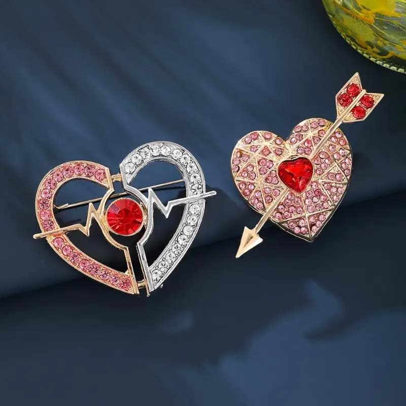 Spille e broche a forma di freccia e cuore, accessori da donna e unisex, con strass, per feste, abbigliamento casual, gioielli, regali