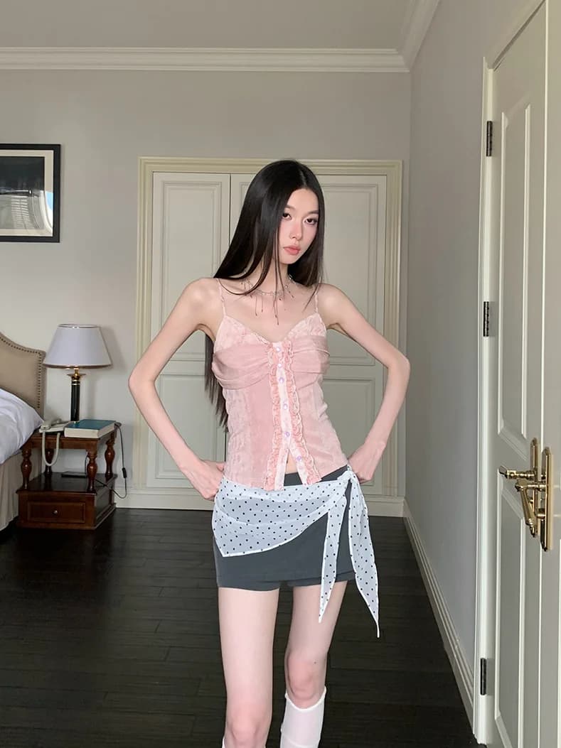 Gilet in maglia alla moda con sciarpa in seta staccabile, gonna a mezza lunghezza, pantaloni eleganti, finiture in pizzo vintage