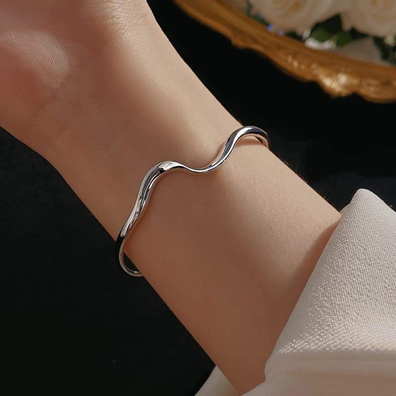 Bracciale Mobius regolabile, braccialetto personalizzato da donna, in argento lucido irregolare
