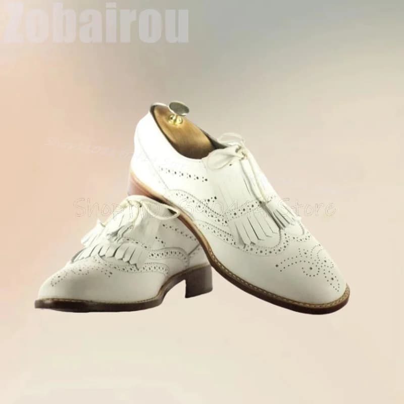 Mocassini da uomo con decorazioni a nappine bianche, eleganti e alla moda, scarpe da uomo fatte a mano di lusso per feste, banchetti e occasioni casual.