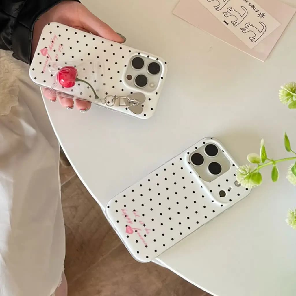 Cover Protettiva Antiurto Minimalista con Motivo a Pois e Ciondolo a Ciliegia 3D per iPhone 17 16 15 14 Pro Max