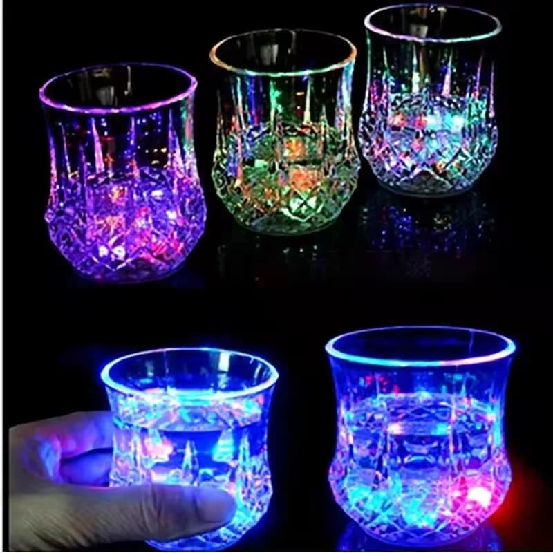 Nuovo Bicchiere Luminoso a Forma di Ananas per Birra, Tazza Colorata Luminosa con Induzione Luminosa, Bicchiere Creativo Luminoso per KTV e Bar in Plastica