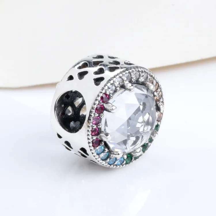Ciondolo rotondo con accenti arcobaleno placcato in argento, pietra centrale trasparente scintillante, regalo perfetto per San Valentino o compleanno per gli amanti dei braccialetti