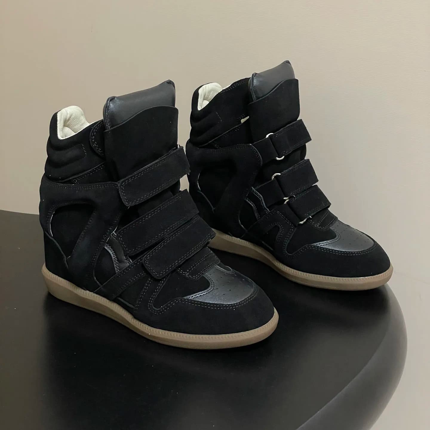 Sneakers da donna con zeppa nascosta, in pelle scamosciata, alte, con chiusura in velcro