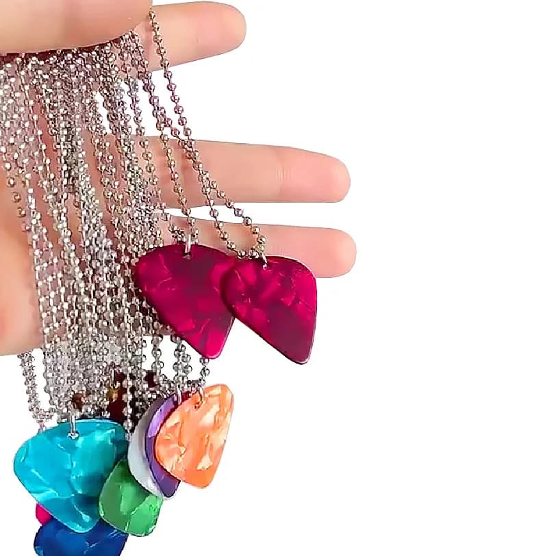 Collana con ciondolo a forma di cuore rosso a tema chitarra ispirata alle serie TV americane, ideale come collana per maglione