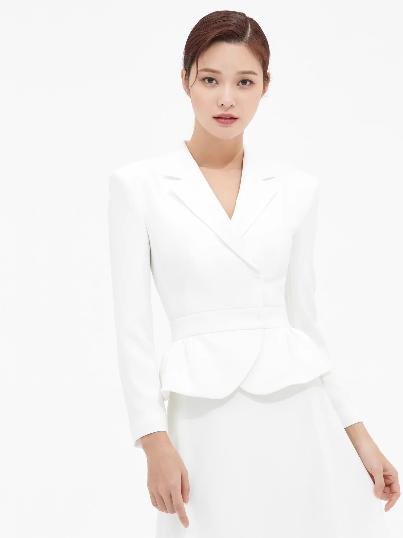 Elegante Completo da Donna per l'Autunno 2025, Nuova Moda Versatile per l'Ufficio, Giacca con Pieghe e Bottoni Scuri, Vita Stretta, Stile Business